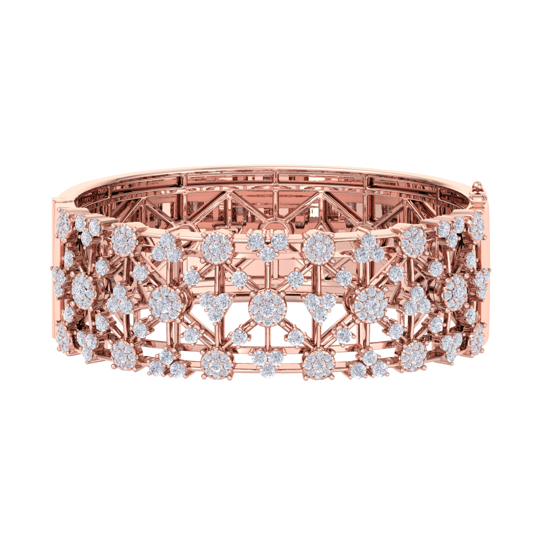 Diamond bangle in rose gold with white diamonds of 6.21 ct in weight