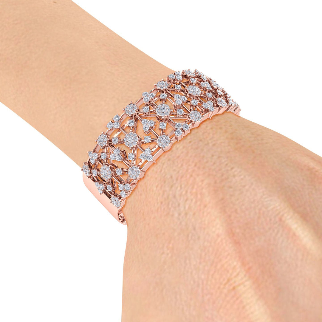 Diamond bangle in rose gold with white diamonds of 6.21 ct in weight