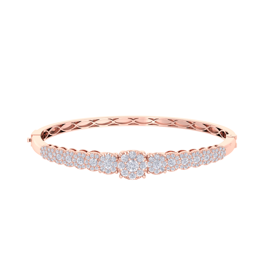 Diamond bangle in white gold with white diamonds of 2.44 ct in weight