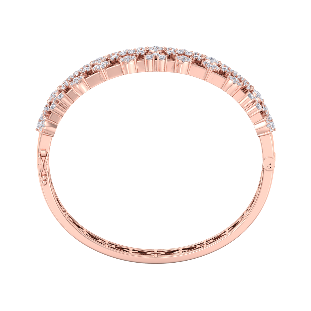 Diamond bangle in rose gold with white diamonds of 6.21 ct in weight
