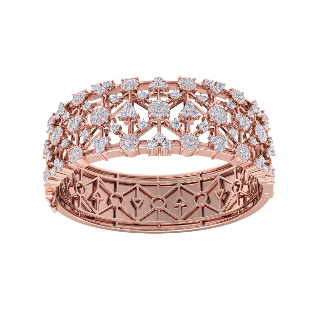 Diamond bangle in rose gold with white diamonds of 6.21 ct in weight