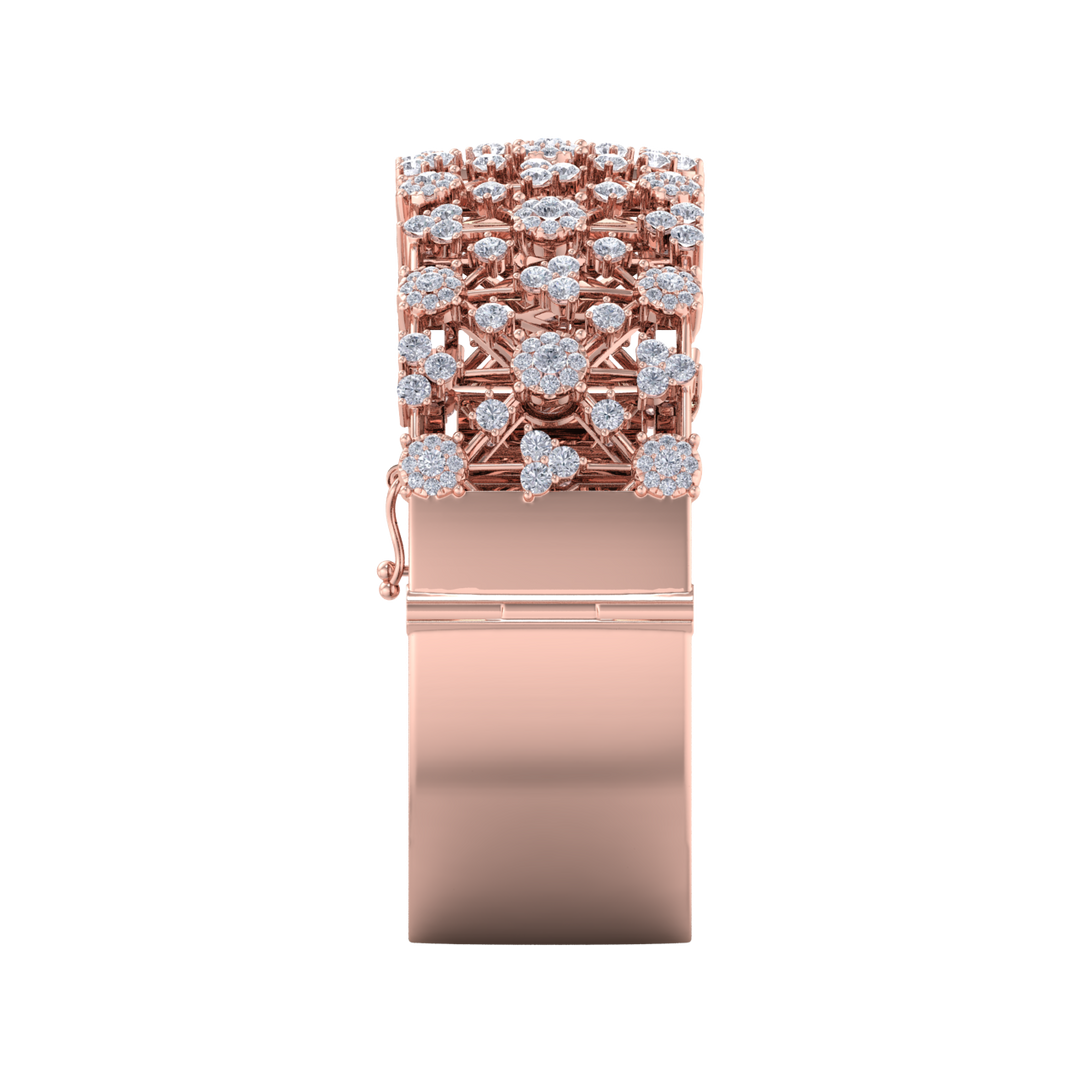 Diamond bangle in rose gold with white diamonds of 6.21 ct in weight