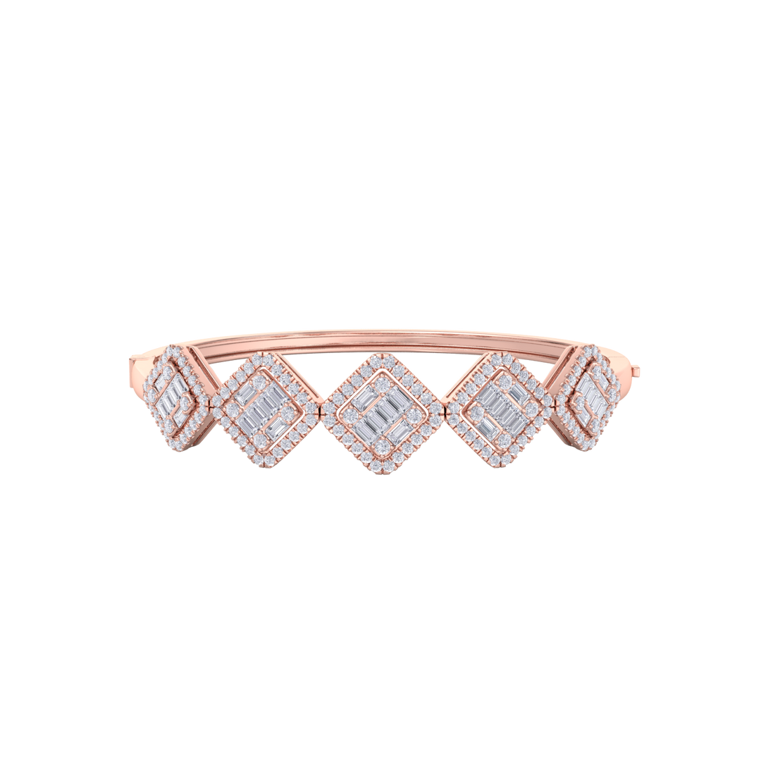 Diamond bangle in rose gold with white diamonds of 2.78 ct in weight