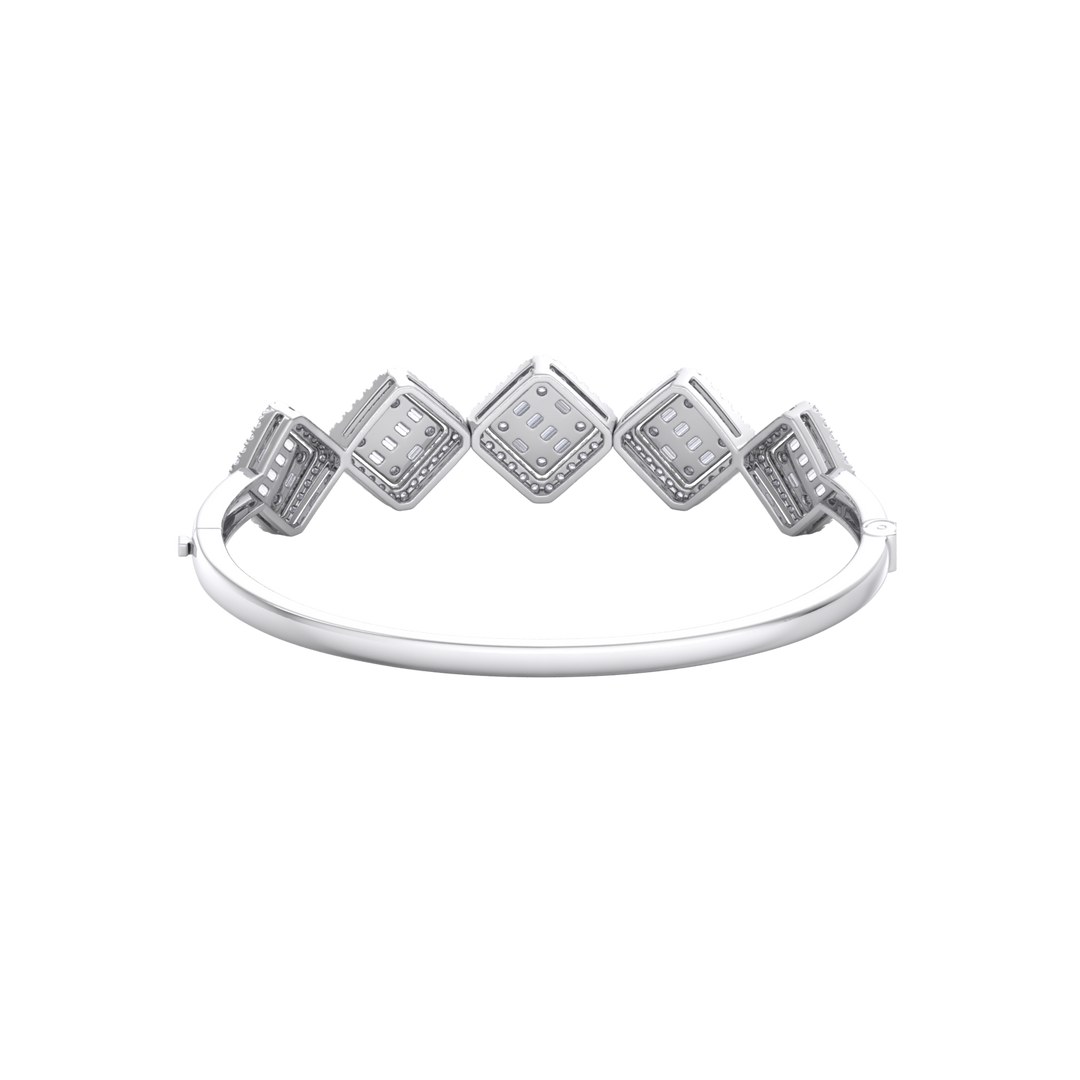 Diamond bangle in rose gold with white diamonds of 2.78 ct in weight