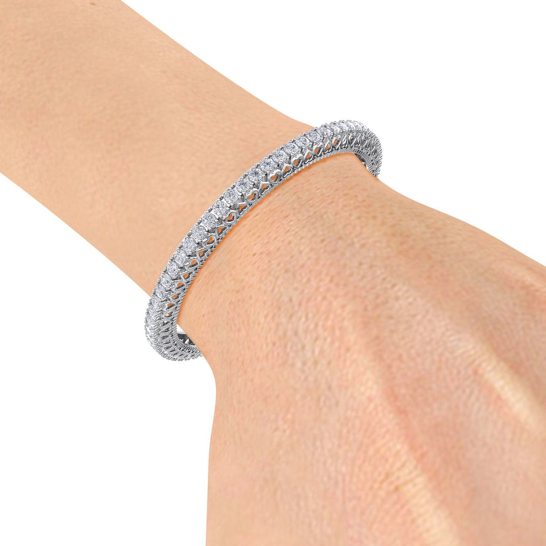 Classic diamond bangle with hearts in white gold with white diamonds of 13.60 ct in weight