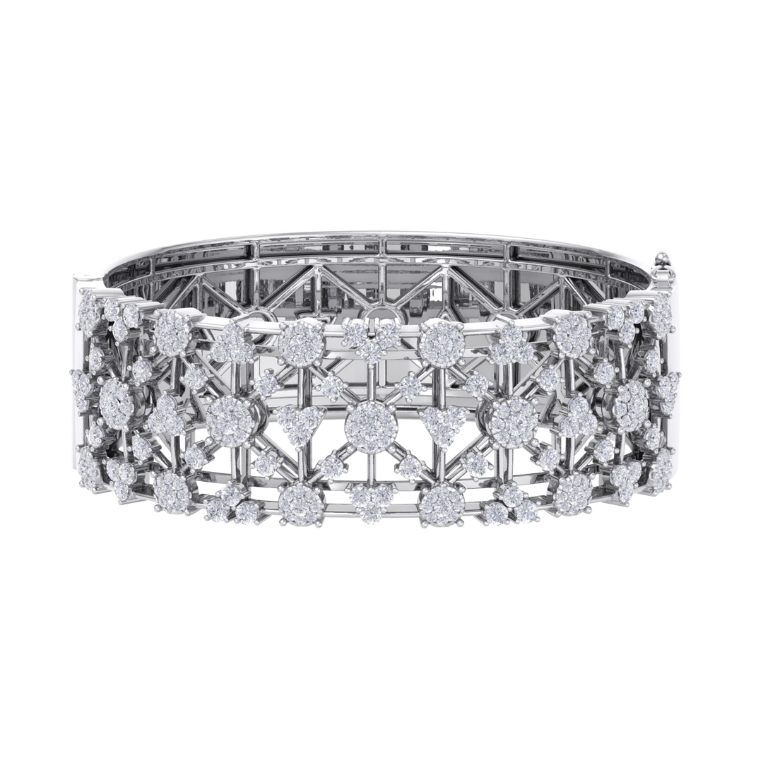 Diamond bangle in rose gold with white diamonds of 6.21 ct in weight