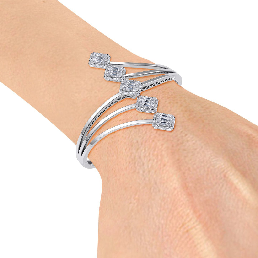 Diamond bangle in rose gold with white diamonds of 3.26 ct in weight