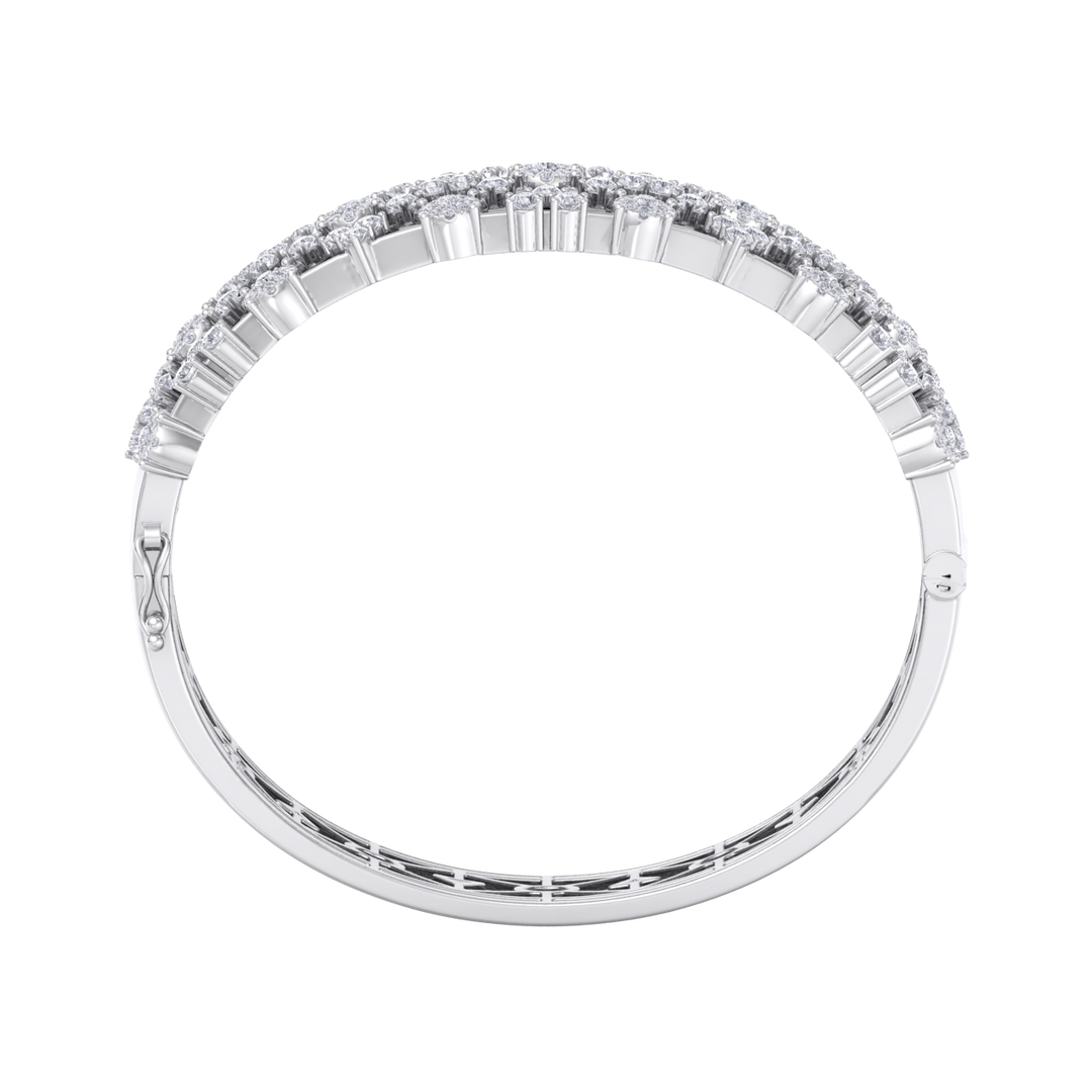 Diamond bangle in rose gold with white diamonds of 6.21 ct in weight