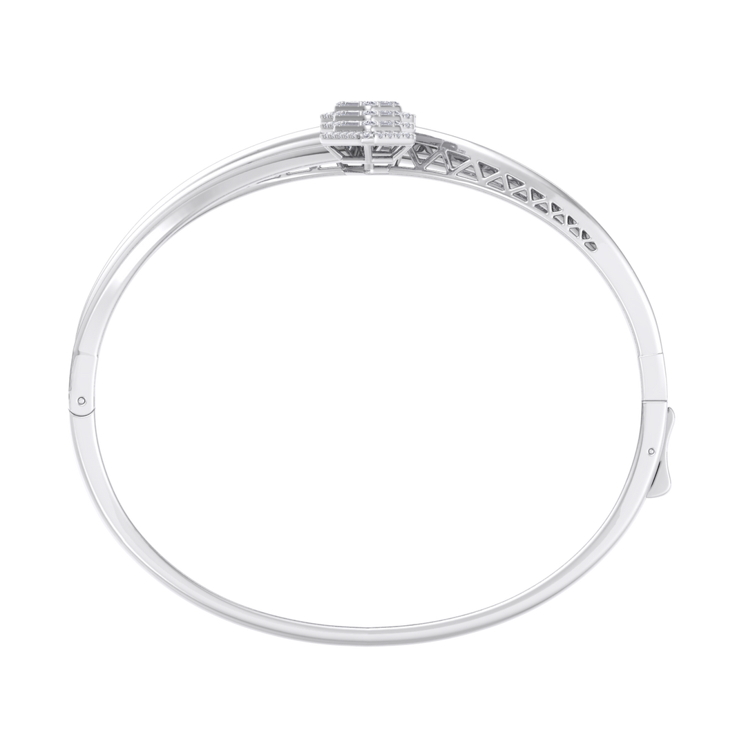 Diamond bangle in white gold with white diamonds of 3.26 ct in weight