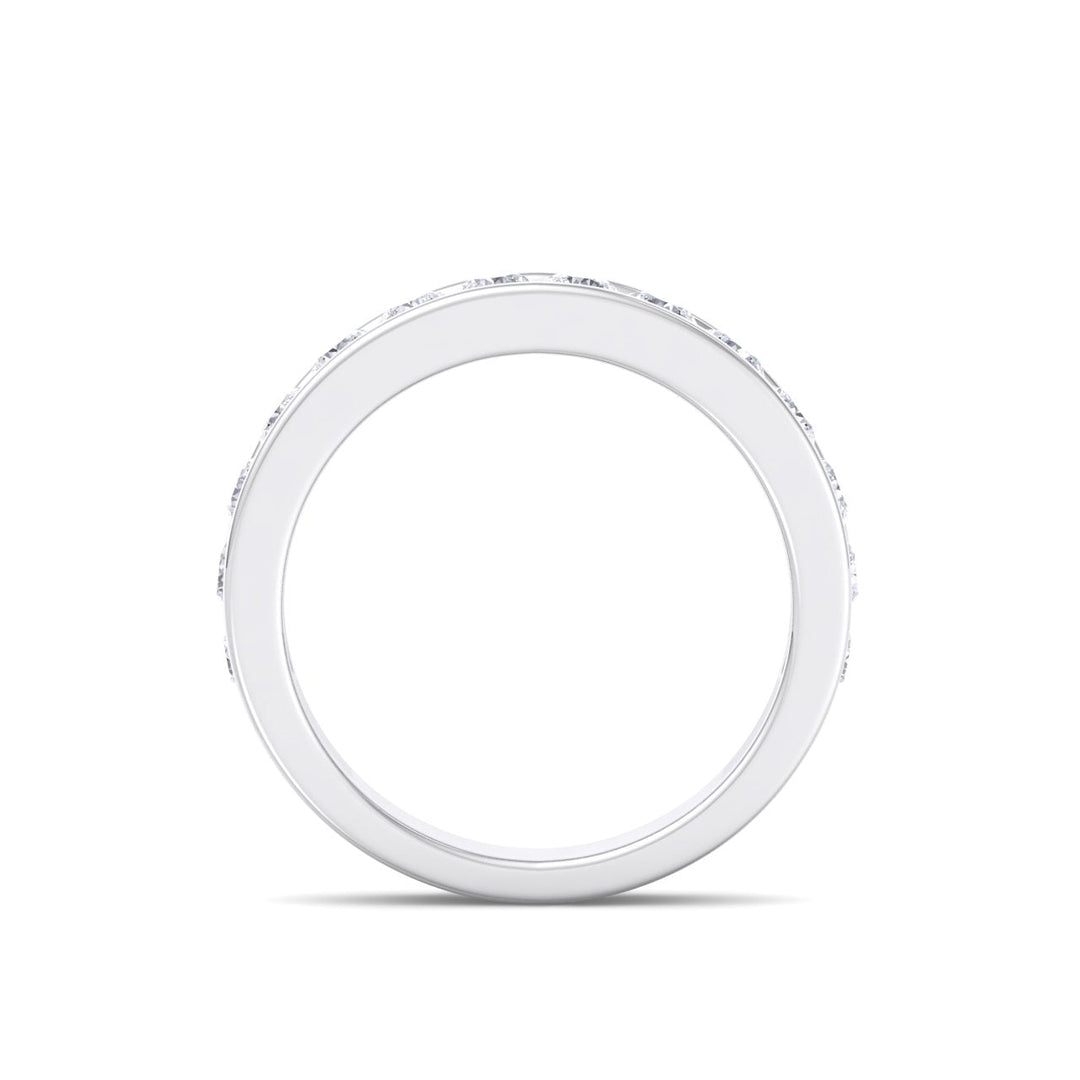Classic Wedding band in yellow gold with white diamonds of 1.01 ct in weight