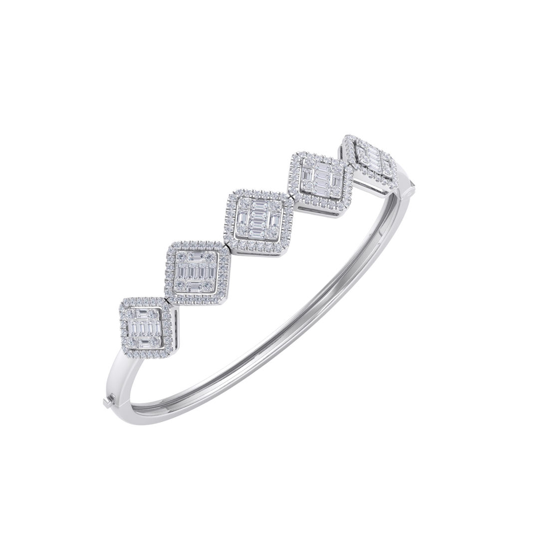 Diamond bangle in rose gold with white diamonds of 2.78 ct in weight