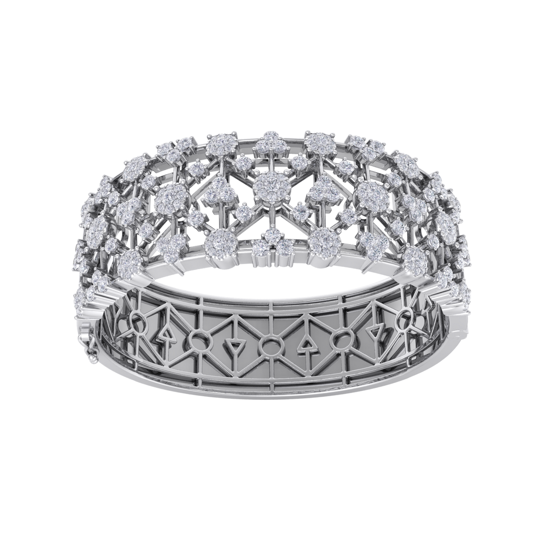 Diamond bangle in rose gold with white diamonds of 6.21 ct in weight