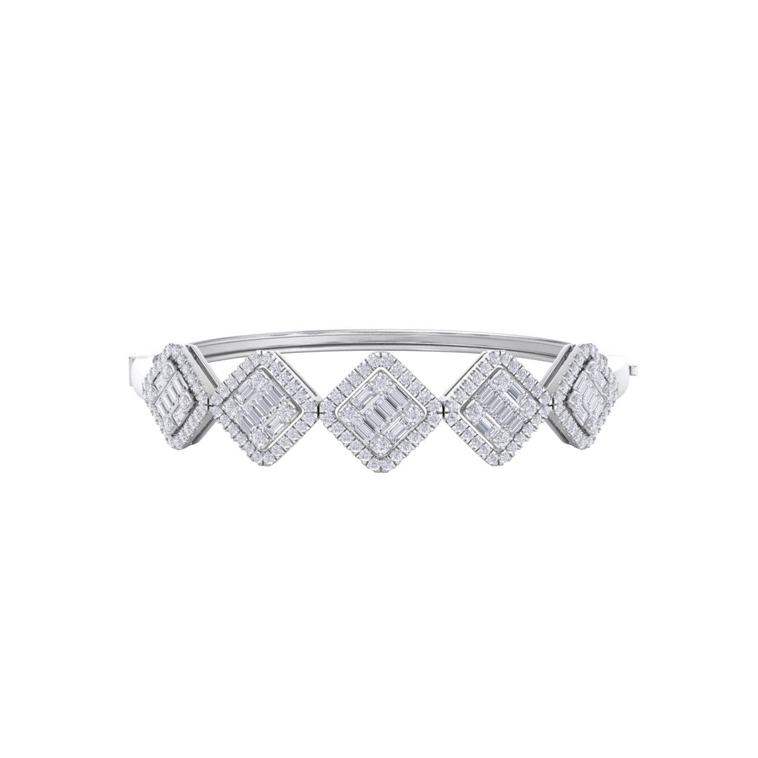 Diamond bangle in rose gold with white diamonds of 2.78 ct in weight