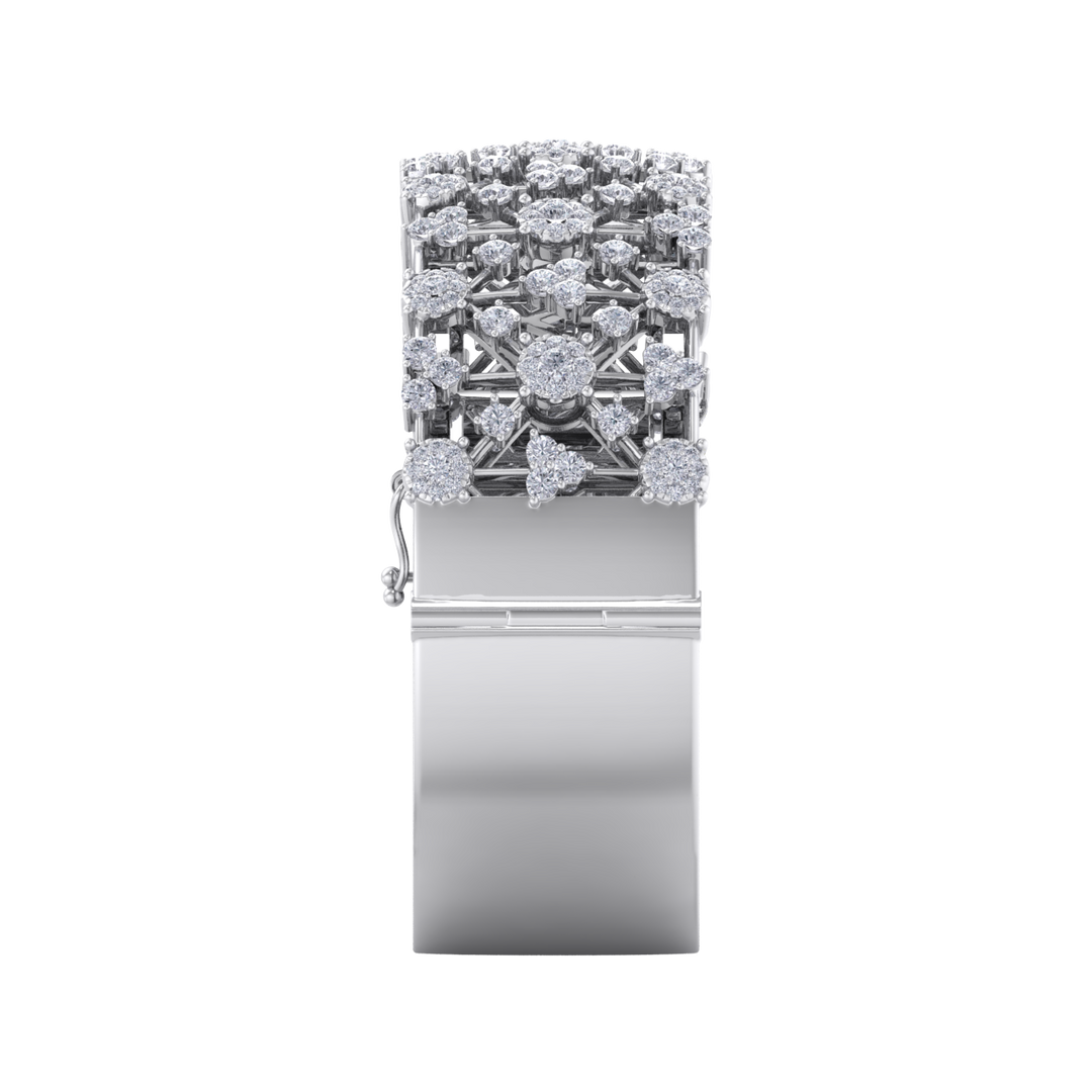 Diamond bangle in rose gold with white diamonds of 6.21 ct in weight