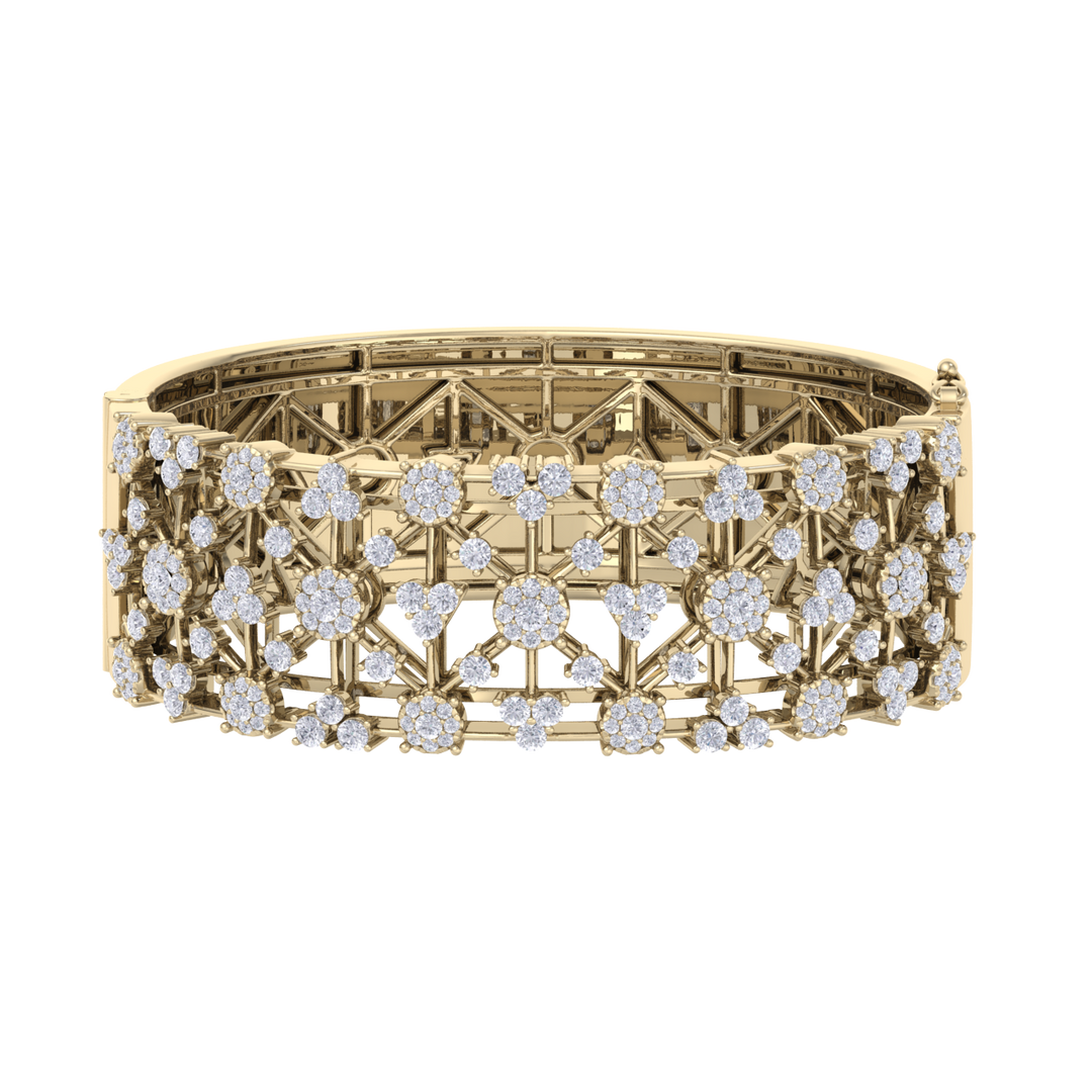 Diamond bangle in rose gold with white diamonds of 6.21 ct in weight