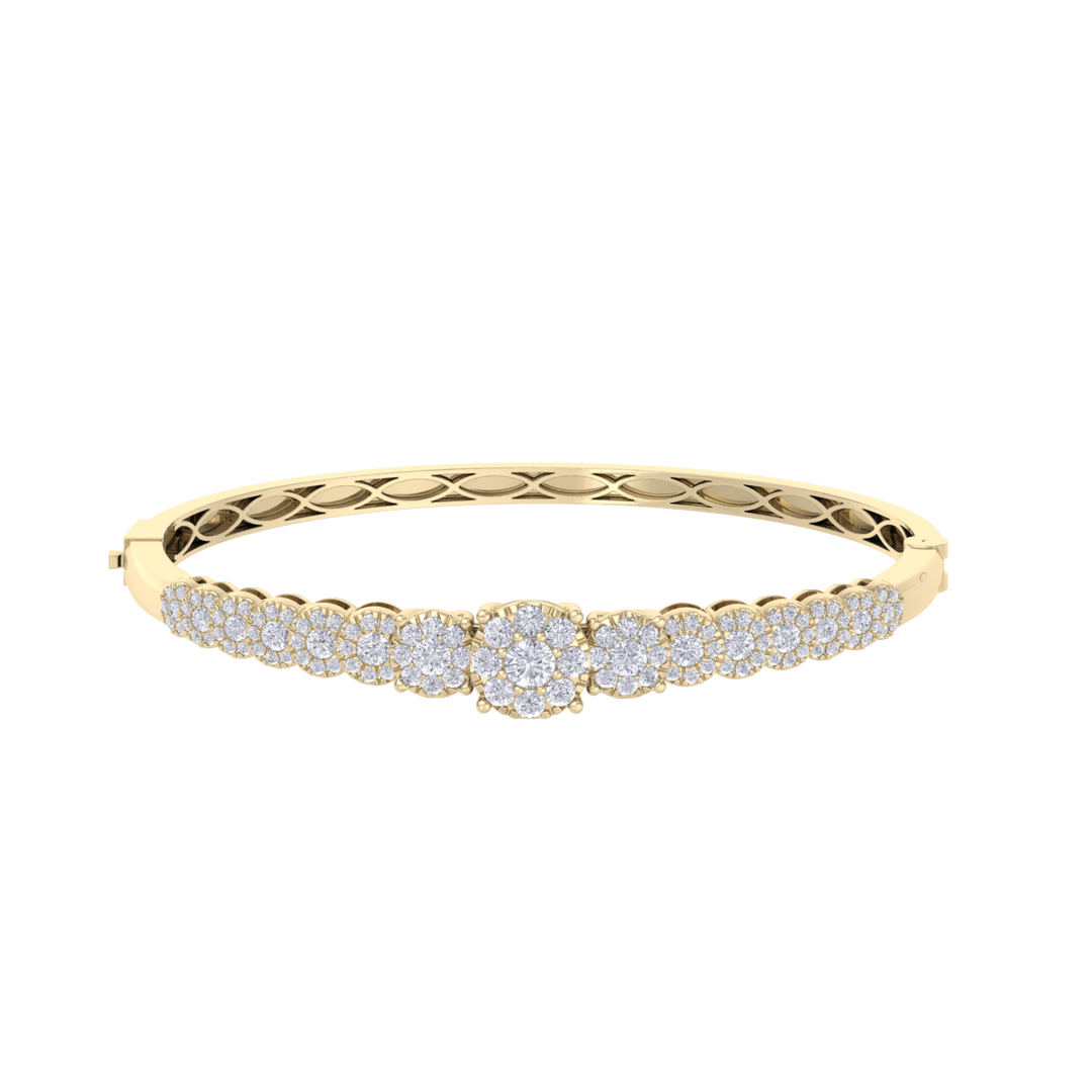 Diamond bangle in white gold with white diamonds of 2.44 ct in weight