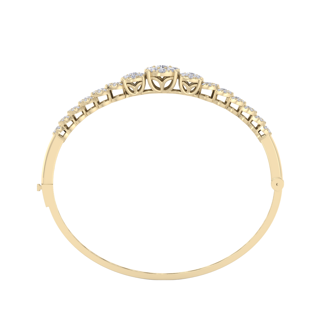 Diamond bangle in white gold with white diamonds of 2.44 ct in weight