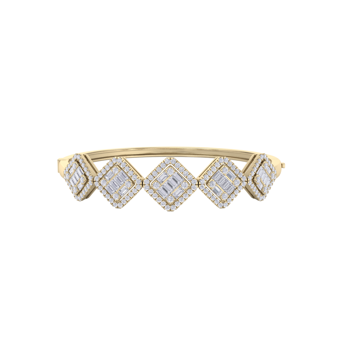 Diamond bangle in rose gold with white diamonds of 2.78 ct in weight