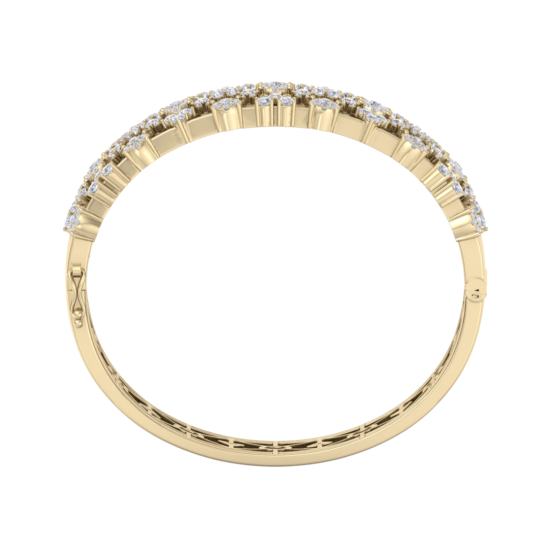 Diamond bangle in rose gold with white diamonds of 6.21 ct in weight