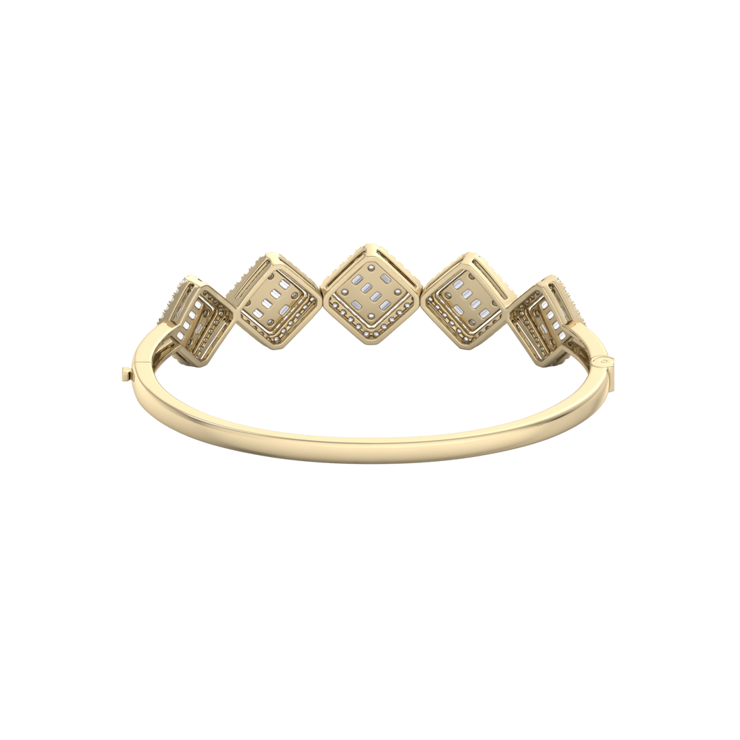 Diamond bangle in rose gold with white diamonds of 2.78 ct in weight