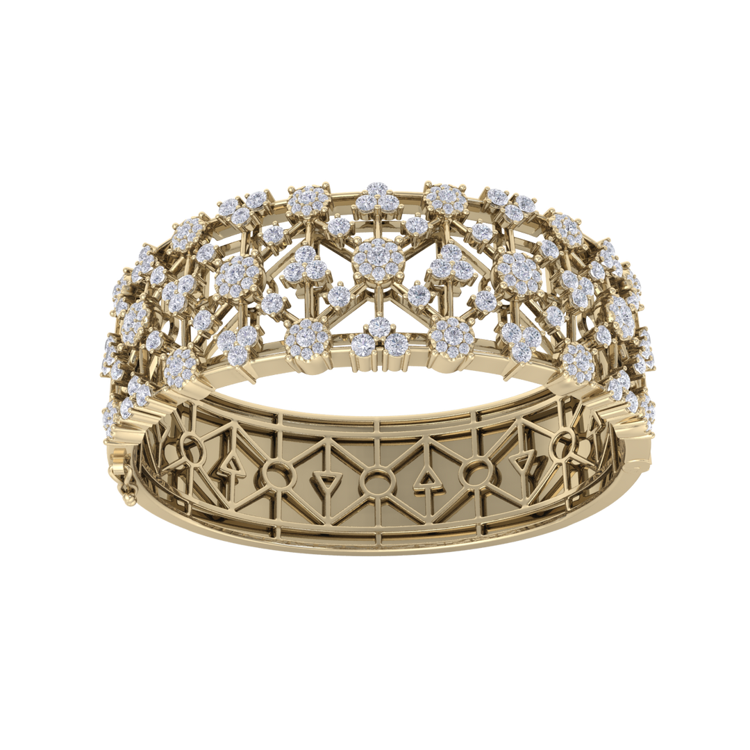 Diamond bangle in rose gold with white diamonds of 6.21 ct in weight
