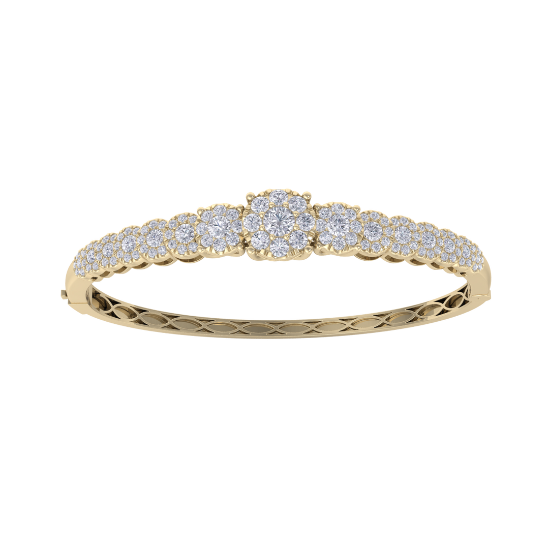 Diamond bangle in white gold with white diamonds of 2.44 ct in weight