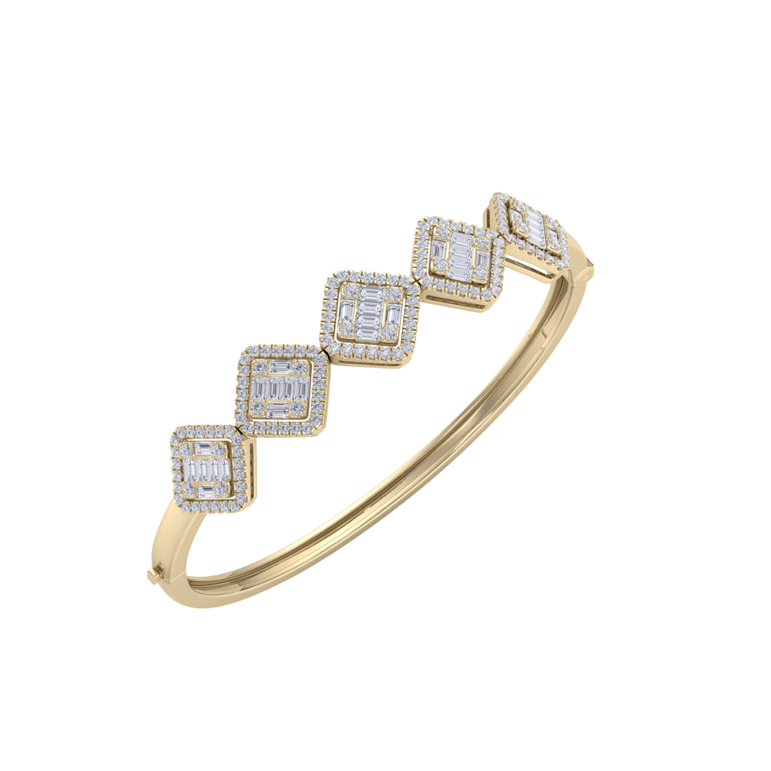 Diamond bangle in rose gold with white diamonds of 2.78 ct in weight