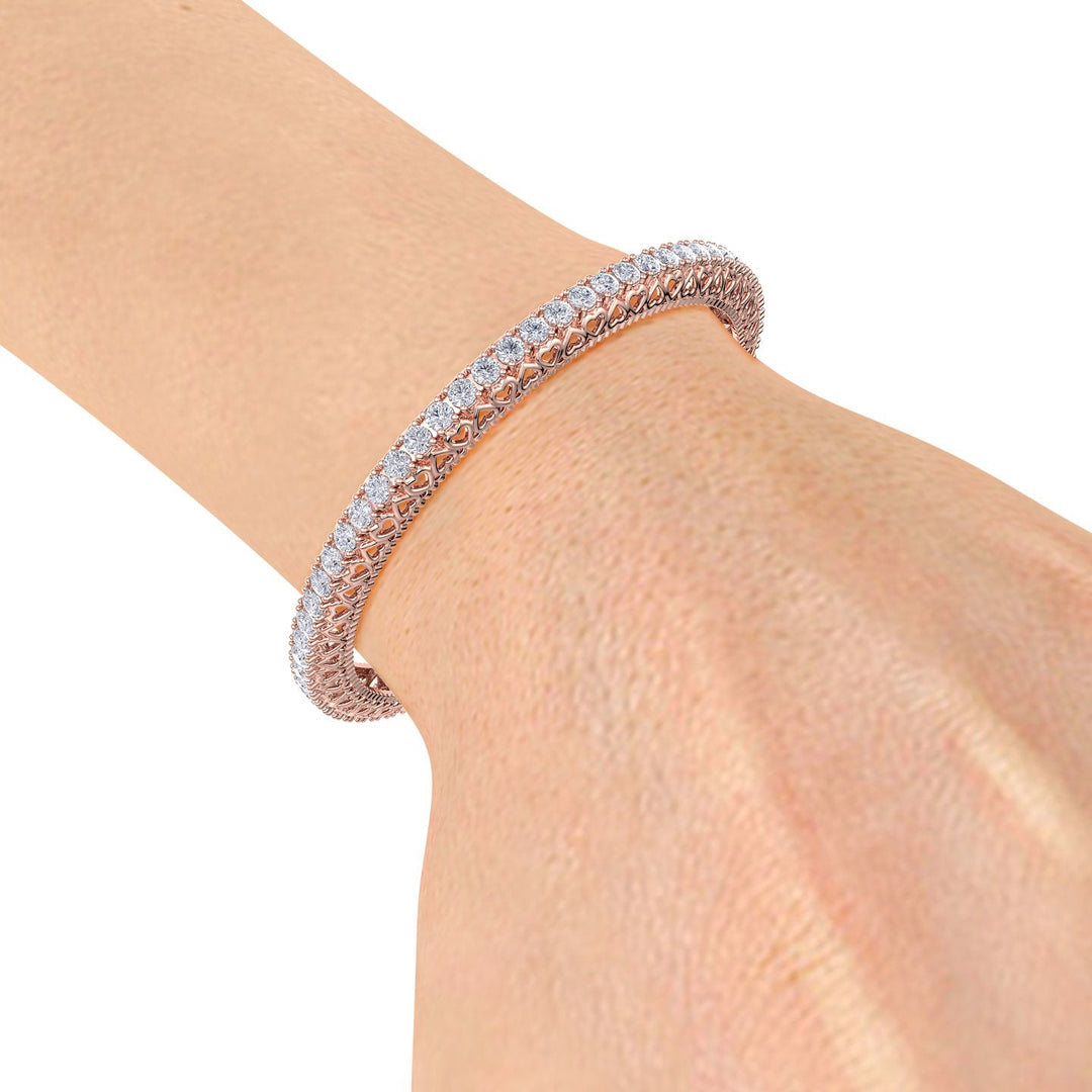 Classic diamond bangle with hearts in white gold with white diamonds of 13.60 ct in weight