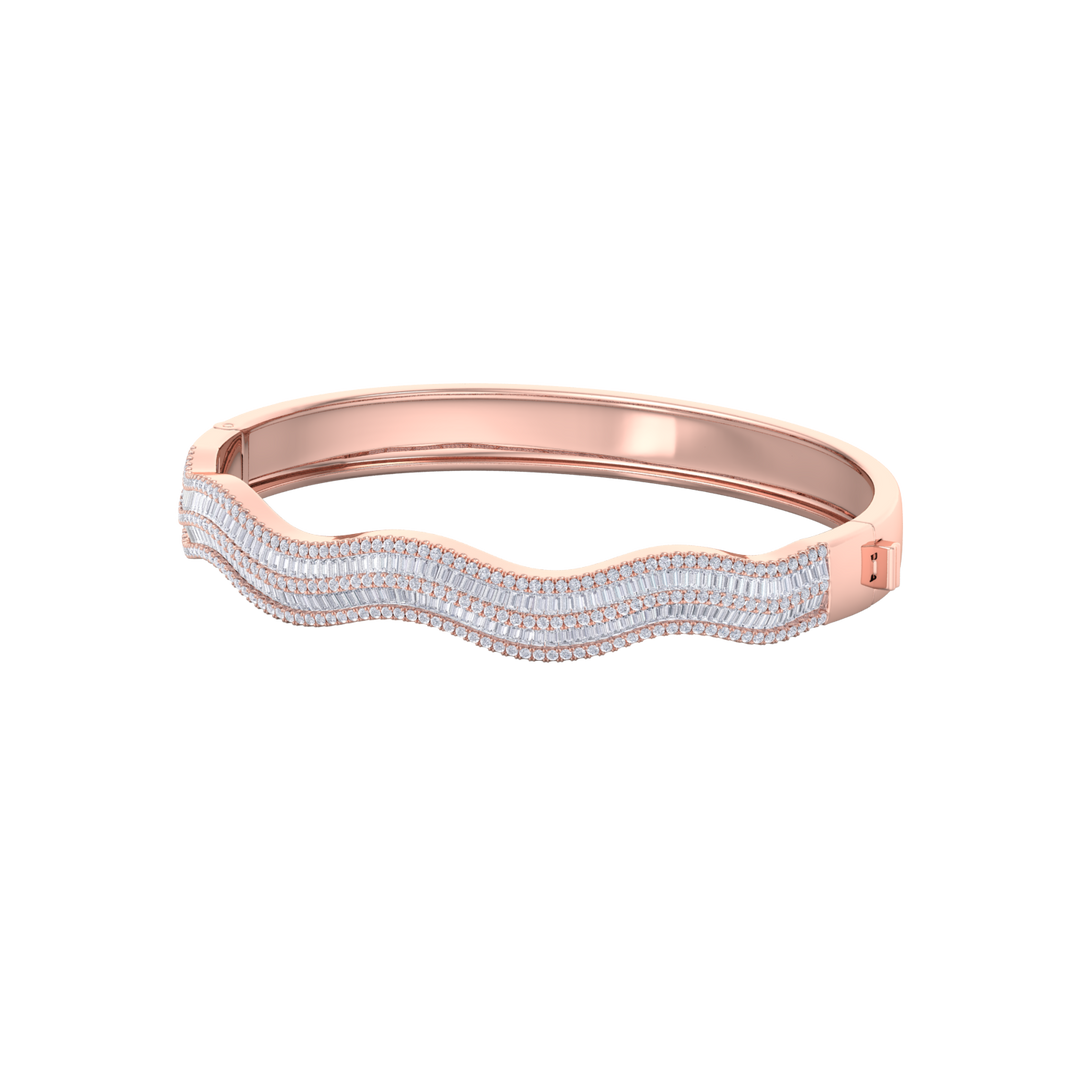 Wave bangle in rose gold with white diamonds of 3.10 ct in weight
