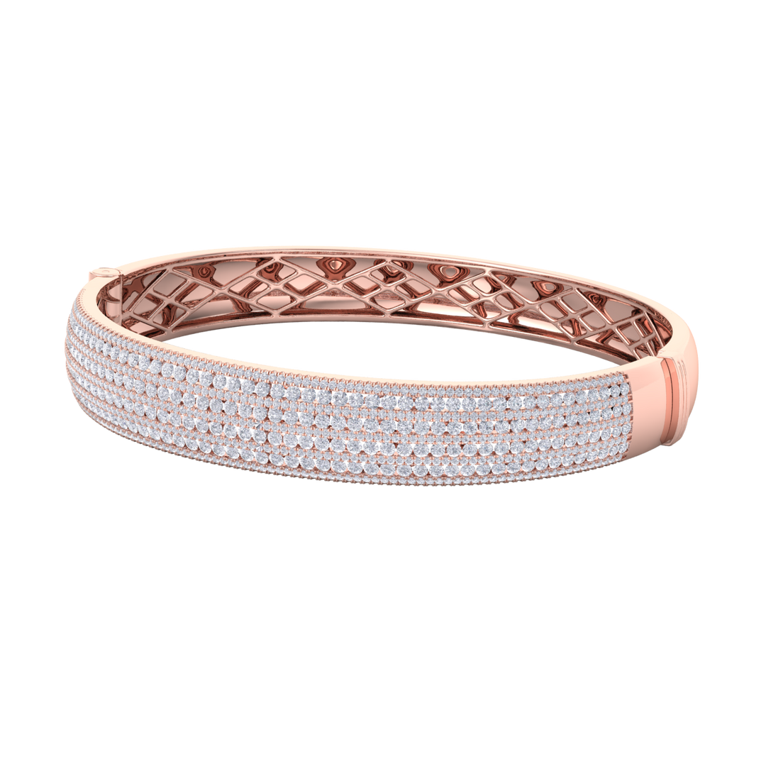 Diamond bangle in white gold with white diamonds of 6.97 ct in weight