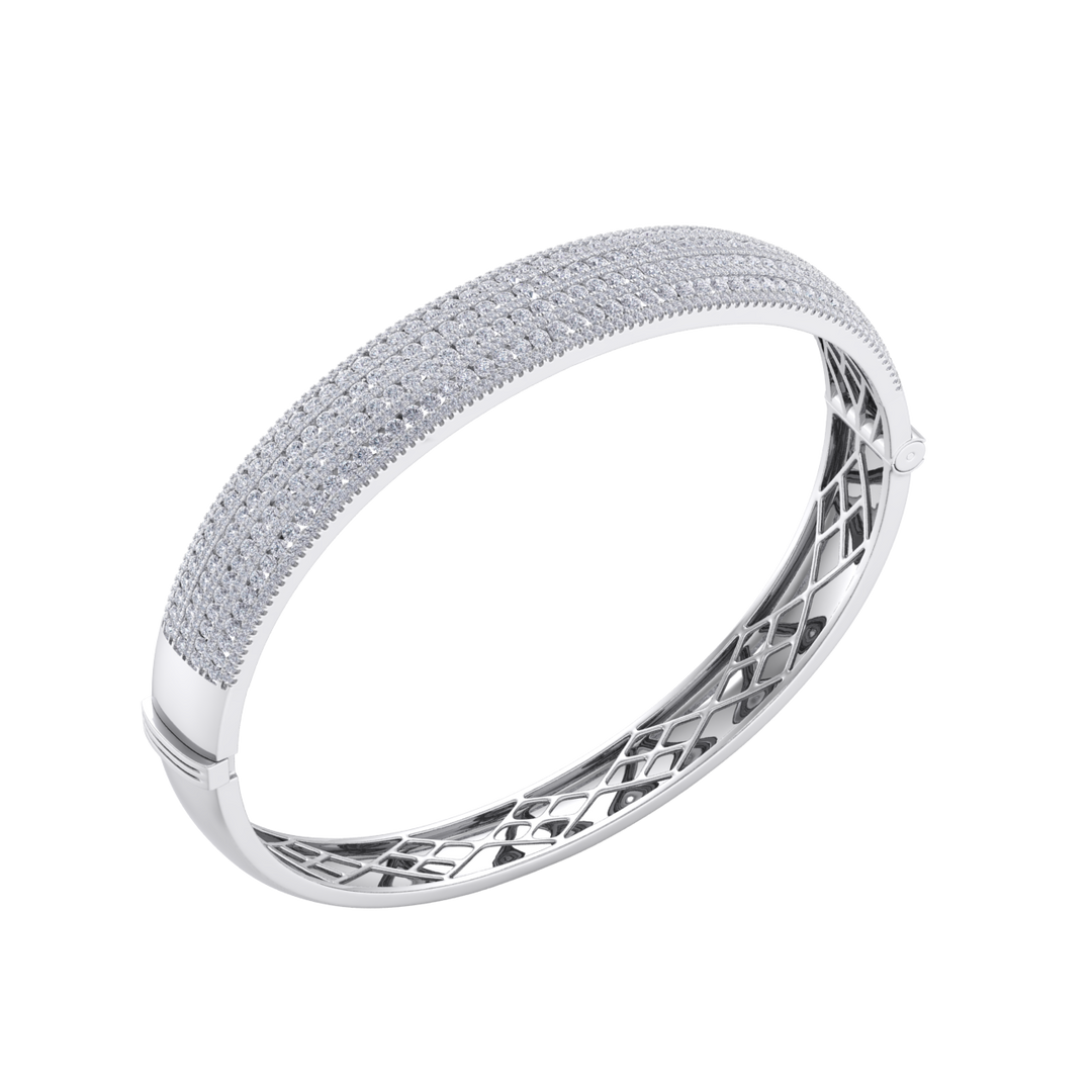 Diamond bangle in white gold with white diamonds of 6.97 ct in weight