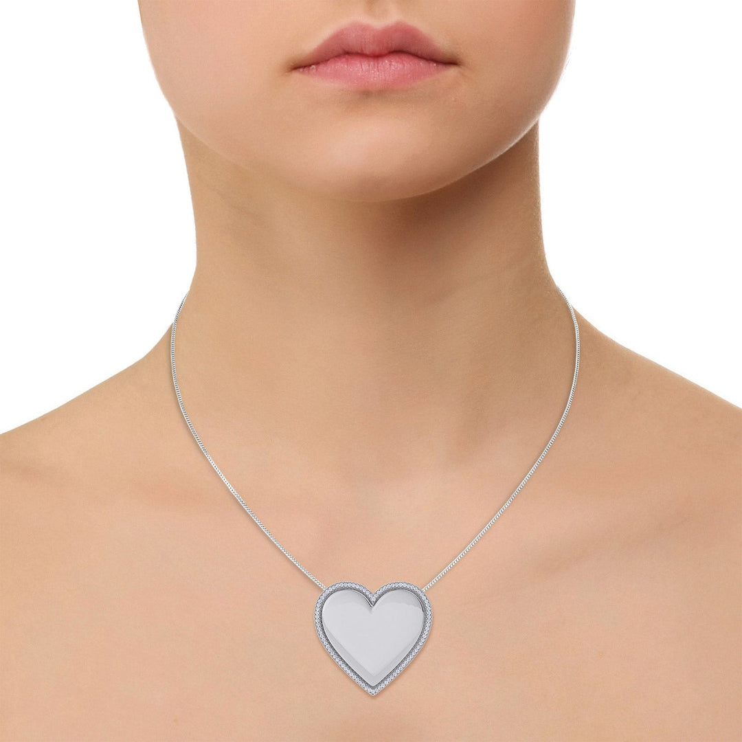 Heart pendant in white gold with white diamonds of 0.33 ct in weight