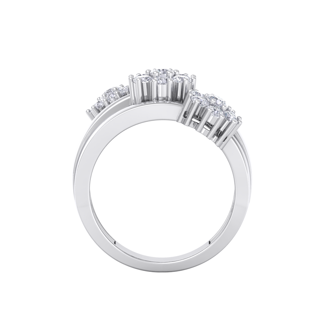 Beautiful ring in white gold with white diamonds of 0.88 ct in weight