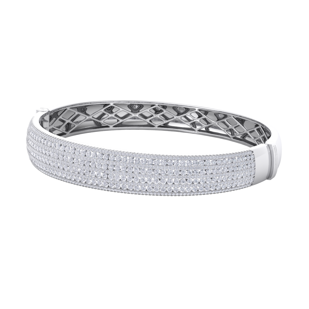 Diamond bangle in white gold with white diamonds of 6.97 ct in weight