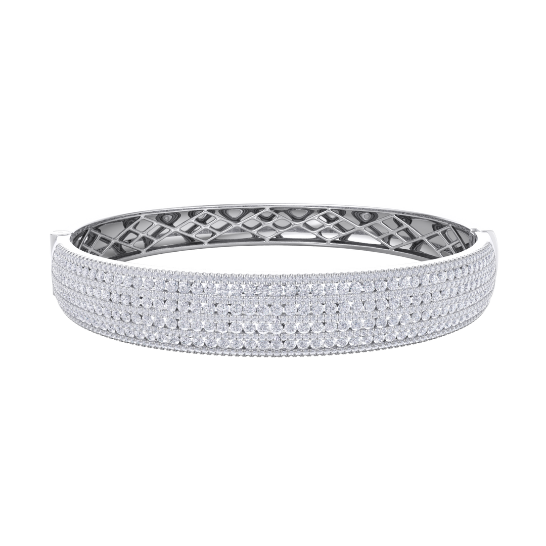 Diamond bangle in white gold with white diamonds of 6.97 ct in weight