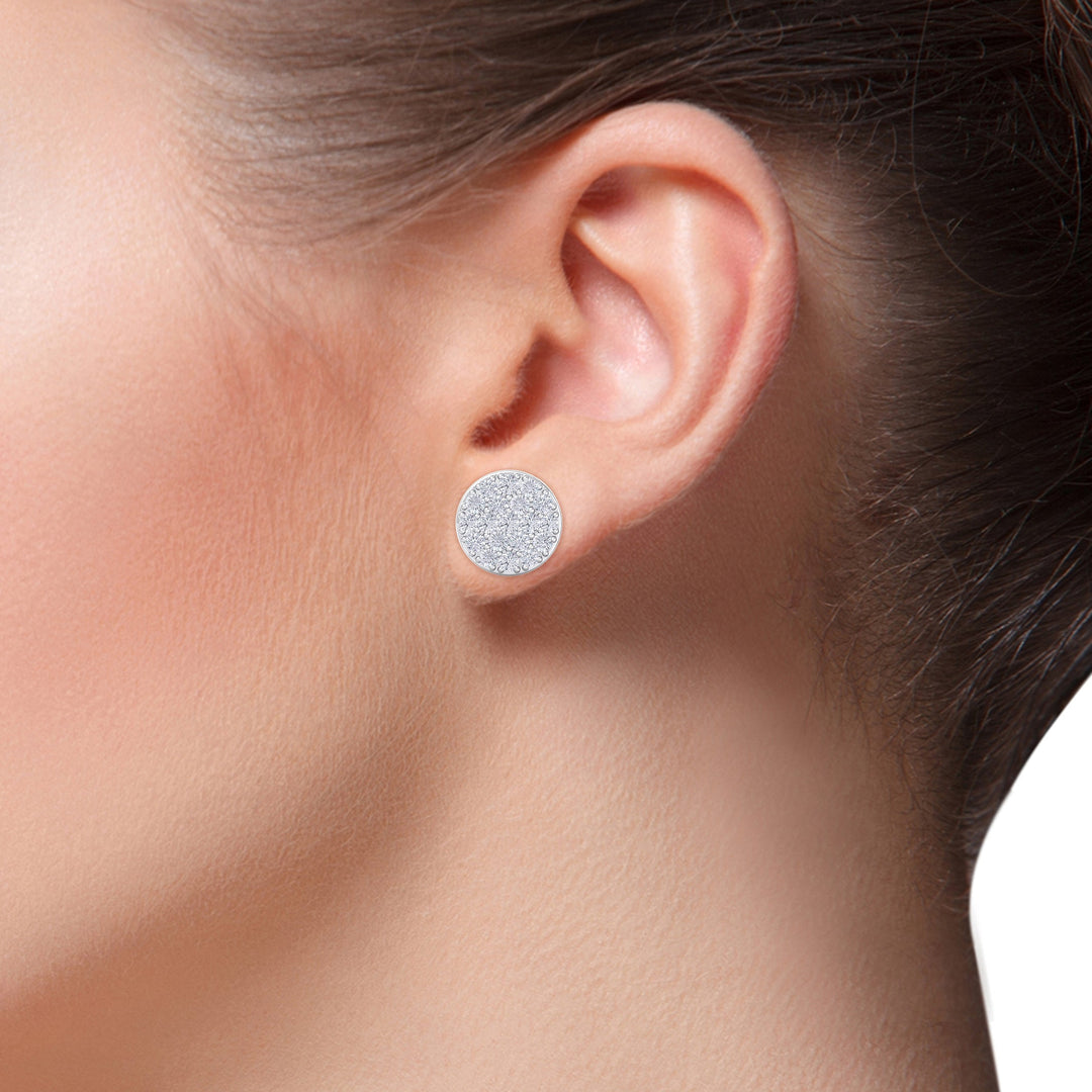 Classic round stud earrings in white gold with white diamonds of 0.26 ct in weight