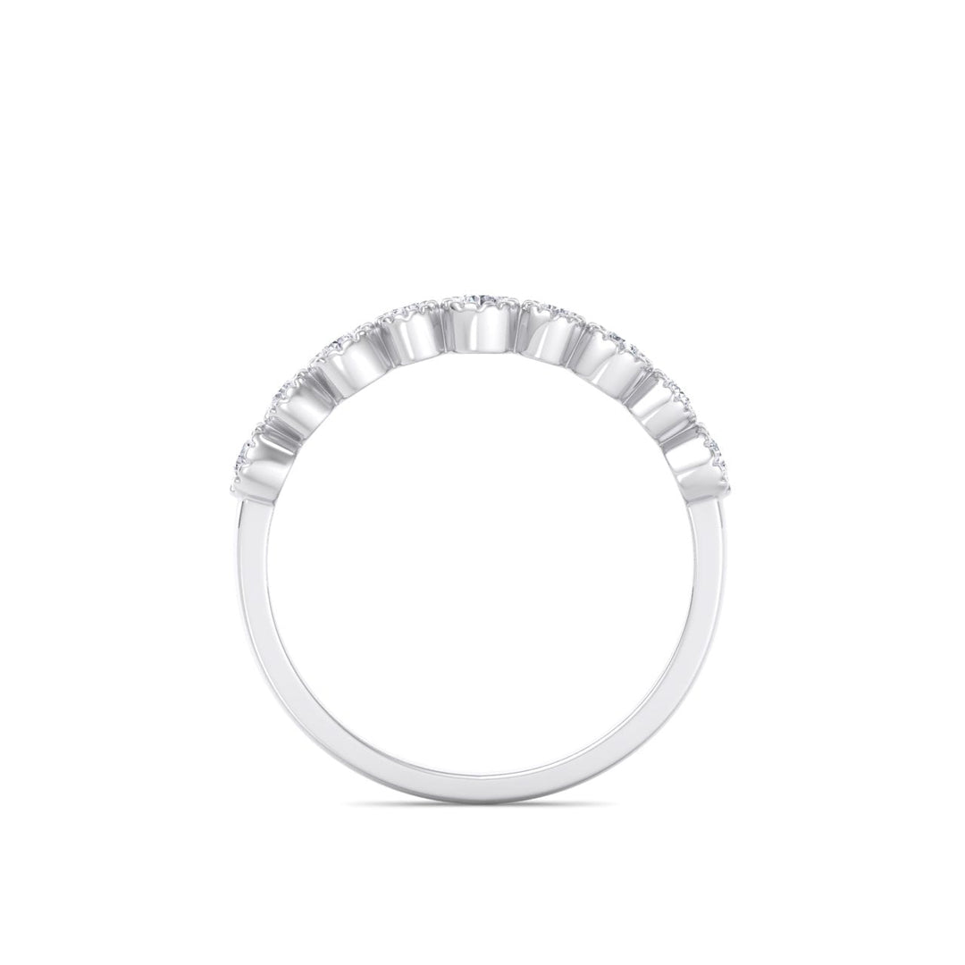 Milgrain wedding band in rose gold with white diamonds of 0.25 ct in weight