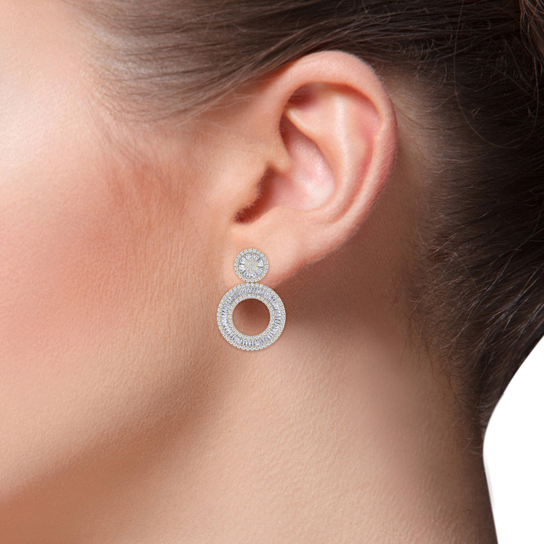 Round dangle earrings in white gold with white diamonds of 7.27 ct in weight