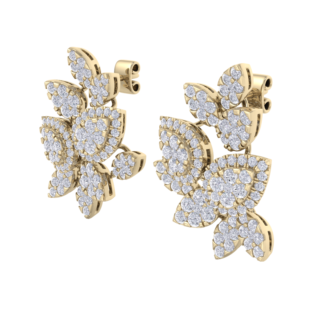 Flower shaped stud earrings in white gold with white diamonds of 3.11 ct in weight