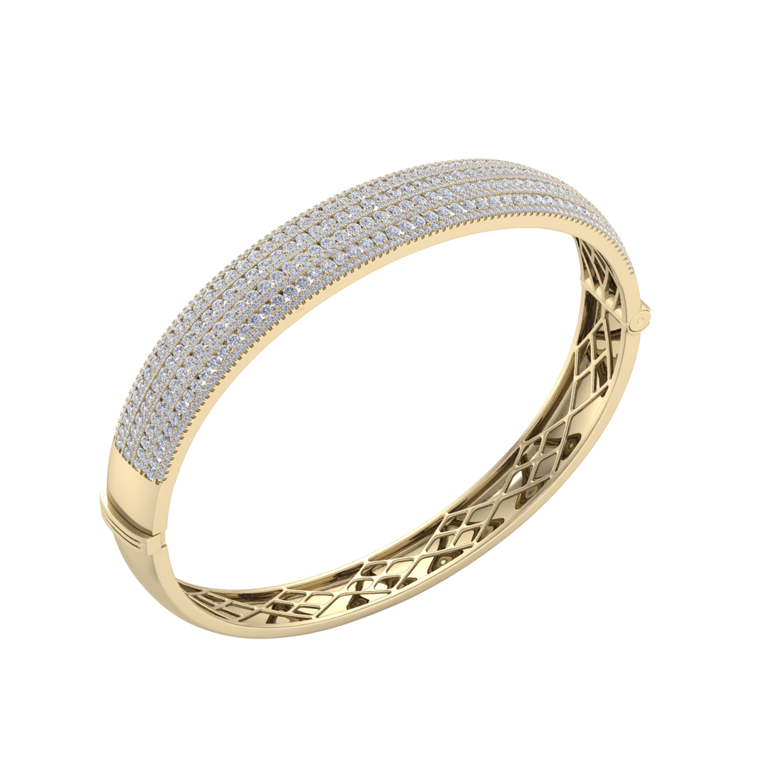 Diamond bangle in white gold with white diamonds of 6.97 ct in weight