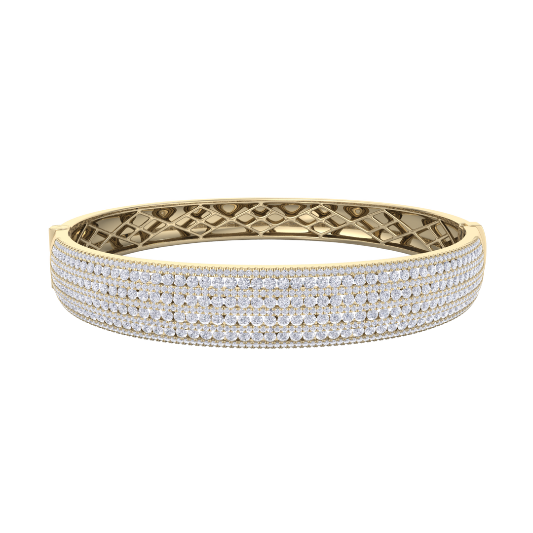 Diamond bangle in white gold with white diamonds of 6.97 ct in weight