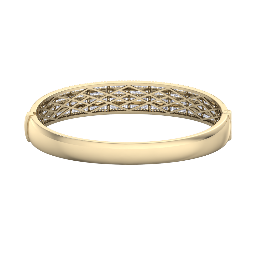 Diamond bangle in white gold with white diamonds of 6.97 ct in weight